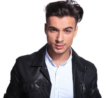 deri ceket ve beyaz gömlek ayakta beyaz arka plan üzerinde giyen genç akıllı casual adam