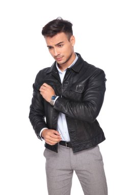 çekici işadamı deri ceket giyen yan duran beyaz arka plan, portre resim üzerine aşağı görünüyor