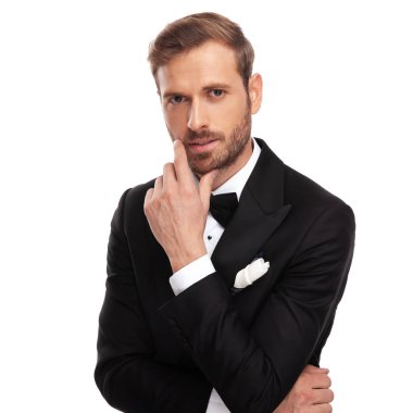 Beyaz arka plan üzerinde duran ve çene holding ise baştan çıkarıcı işadamı thinkng portresi