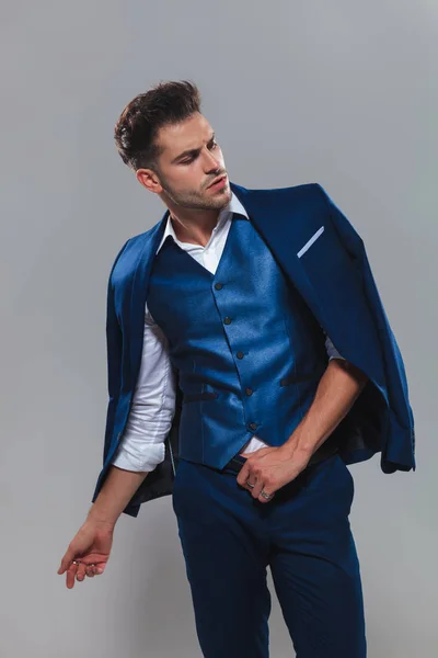 Portrét Elegantní Mladý Muž Sobě Modrý Oblek Dívat Dolů Stranu — Stock fotografie