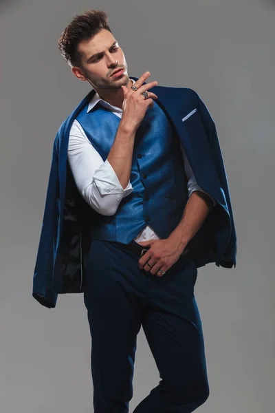 Portrait Jeune Homme Arrogant Portant Costume Bleu Regardant Côté Tout — Photo