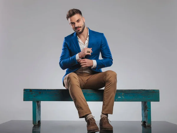 Unga Smart Casual Mannen Blå Kostym Sitter Träbänk Och Fixar — Stockfoto