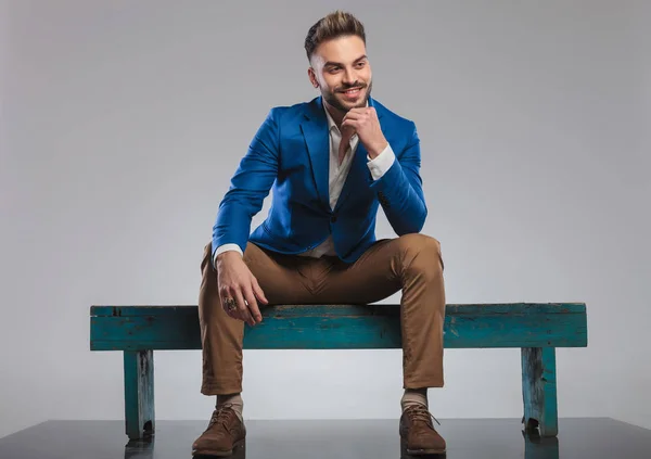 Smart Casual Man Denkt Und Schaut Zur Seite Während Auf — Stockfoto