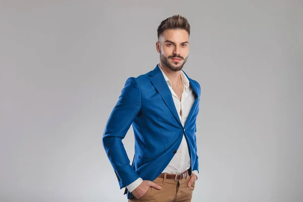 Retrato Jovem Empresário Descontraído Vestindo Terno Azul Sobre Fundo Cinza — Fotografia de Stock