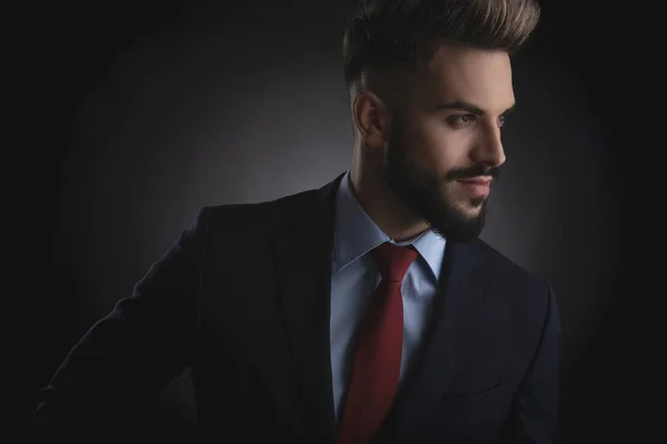 Retrato Atractivo Hombre Negocios Traje Azul Marino Corbata Roja Mirando —  Fotos de Stock