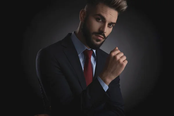 Portret Atrakcyjny Biznesmen Broda Sobie Granatowy Garnitur Stojąc Czarnym Tle — Zdjęcie stockowe