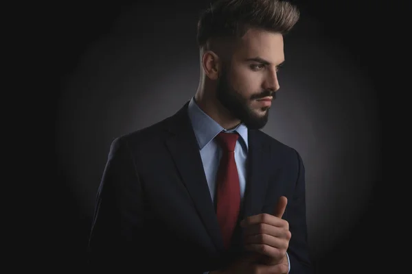 Portret Atrakcyjny Inteligentny Człowiek Dorywczo Granatowy Garnitur Krawat Czerwony Patrząc — Zdjęcie stockowe