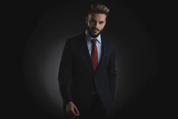 Portret Zrelaksowany Inteligentny Człowiek Dorywczo Granatowy Garnitur Krawat Czerwony Gospodarstwa — Zdjęcie stockowe