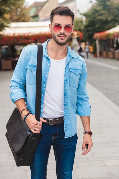 穿着粗斜纹棉布衬衫和牛仔裤的休闲男子的肖像在城市中散步 — 图库照片