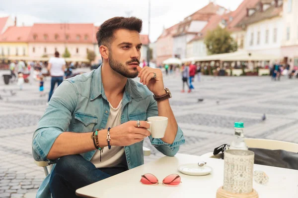 Hombre Casual Pensativo Tomando Descanso Café Mientras Está Sentado Una — Foto de Stock