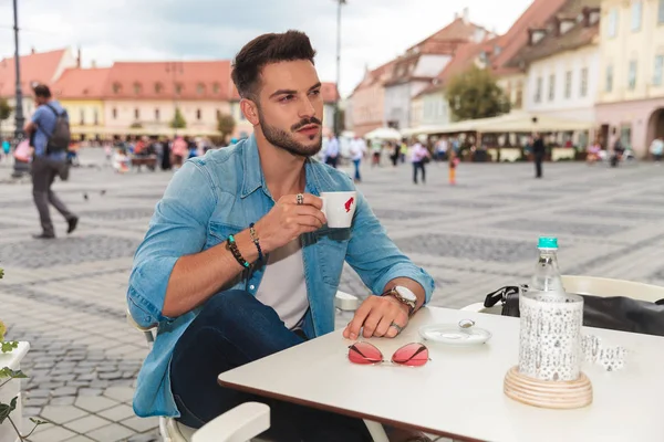 Neugierige Lässige Mann Sitzt Tisch Und Trinkt Kaffee Der Stadt — Stockfoto