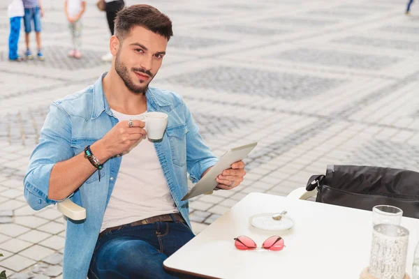 Homem Bonito Segura Tablet Enquanto Faz Coffee Break Cidade Sentado — Fotografia de Stock