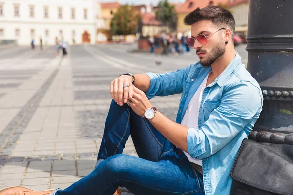 Zijaanzicht Van Zittende Ontspannen Man Draagt Denim Shirt Rode Zonnebril — Stockfoto