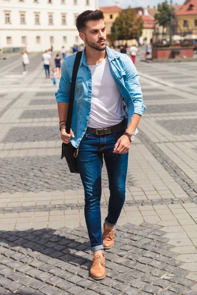 Привлекательный Молодой Человек Плечевой Сумкой Прогуливаясь Городу Глядя Сторону Полная — стоковое фото