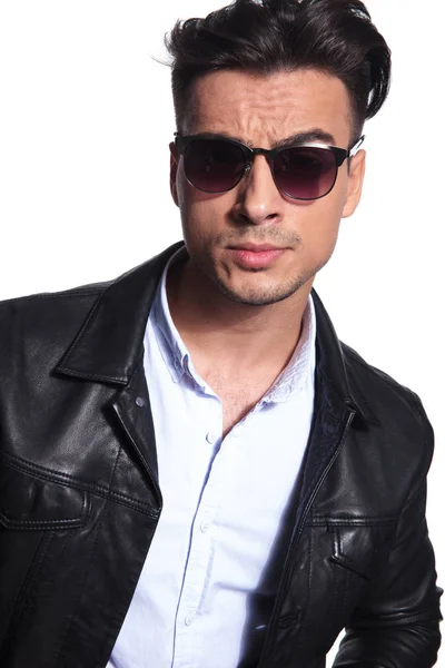 Attrayant Homme Décontracté Intelligent Veste Cuir Portant Des Lunettes Soleil — Photo