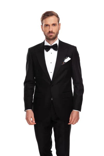 Retrato Hombre Negocios Guapo Traje Negro Pie Sobre Fondo Blanco — Foto de Stock