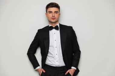 portre rahat damadın elleri ceplerinde duran