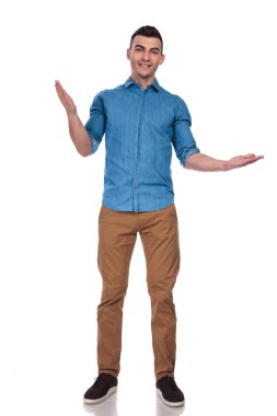 mavi gömlekli yakışıklı adam beyaz arka plan üzerinde duran hoş bir jest yapar