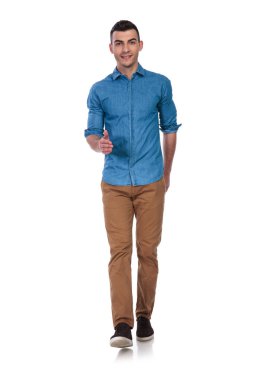 Beyaz arka plan üzerinde ileri yürüyüş ve ok işareti, tam vücut resim yapma rahat rahat adam