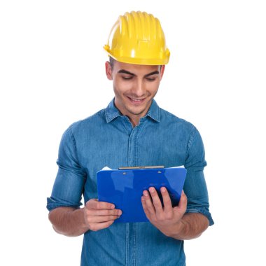 Pano tutarak ve beyaz arka plan üzerinde dururken okuma genç mühendis portresi