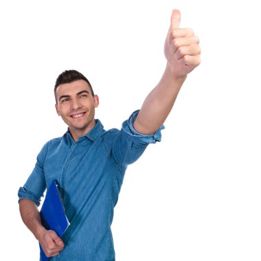 neşeli casual adam tarafına, portre resim ararken ok işareti yapar