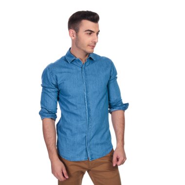 yan haddelenmiş kollu beyaz arka plan üzerinde dururken isteyen meraklı casual adam portresi