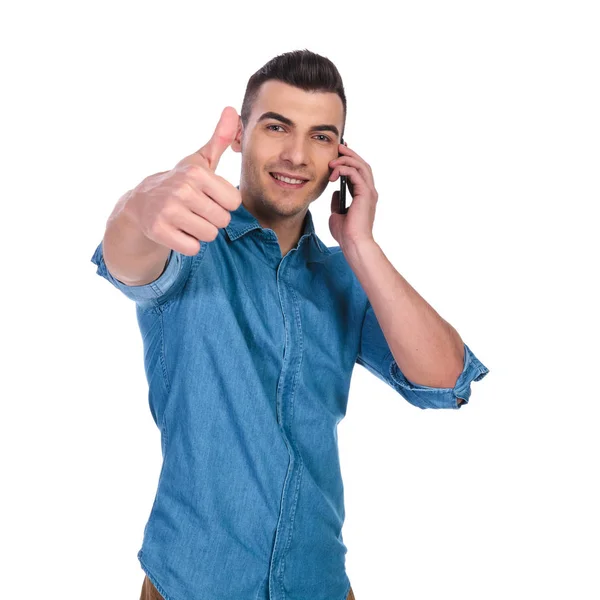 Портрет Привлекательного Молодого Человека Говорящего Телефону Делающего Знак Стоя Белом — стоковое фото
