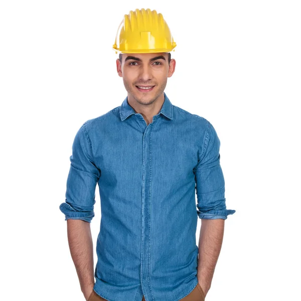 Retrato Jovem Relaxado Estudante Engenheiro Vestindo Capacete Amarelo Sobre Fundo — Fotografia de Stock