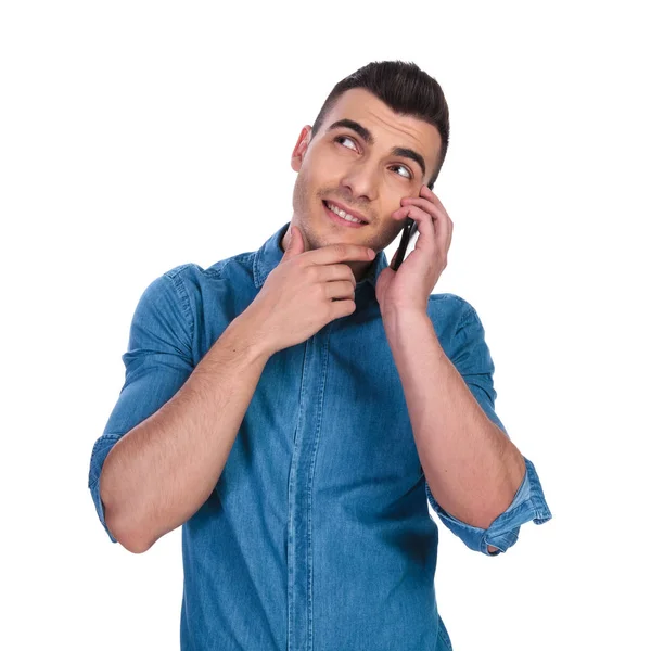Zamyšlený Příležitostné Muž Mluví Telefonu Vyhledá Stranu Stoje Bílém Pozadí — Stock fotografie