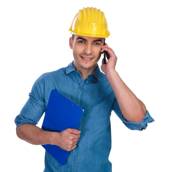 Retrato Jovem Estudante Engenharia Com Prancheta Azul Falando Telefone Enquanto — Fotografia de Stock