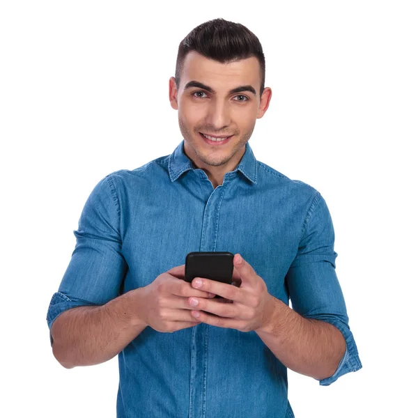Retrato Hombre Joven Casual Mensajes Texto Teléfono Mientras Que Pie — Foto de Stock