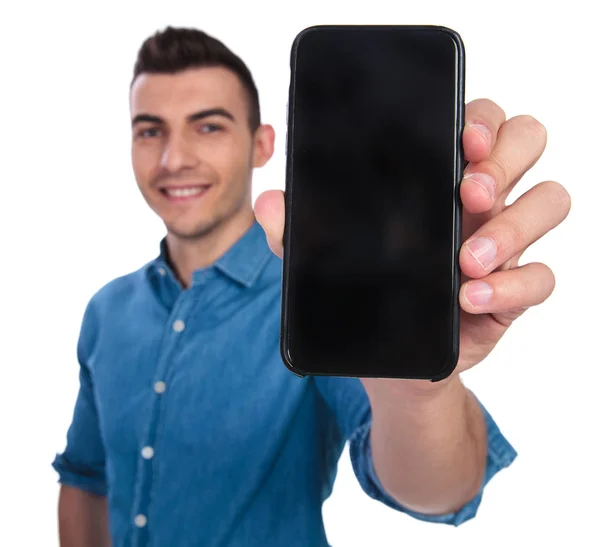Portret Uśmiechnięty Człowiek Dorywczo Wyświetlone Puste Telefon Ekran Stojącą Białym — Zdjęcie stockowe