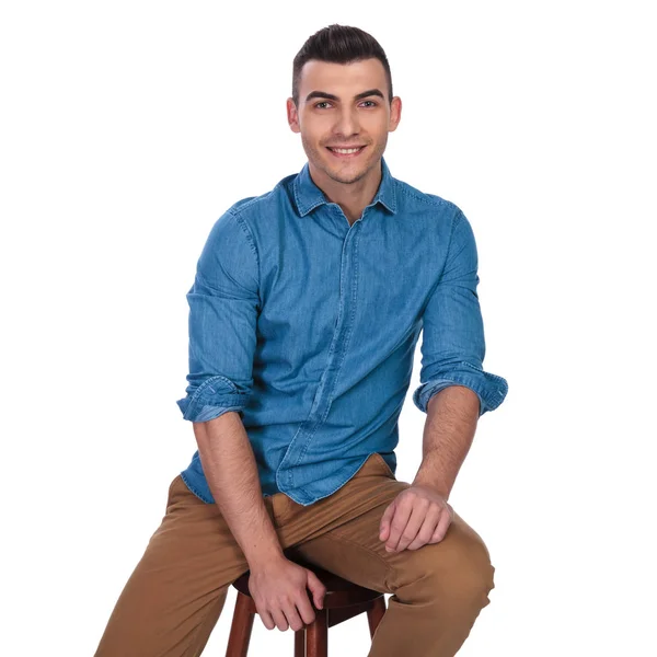 Retrato Hombre Sonriente Camisa Azul Sentado Silla Madera Sobre Fondo — Foto de Stock