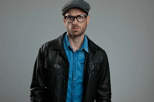 Retrato Joven Guapo Con Chaqueta Cuero Gafas Sol Mientras Está —  Fotos de Stock