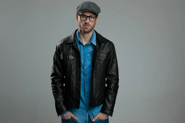 Portrait Relaxed Fashion Man Wearing Flat Cap Leather Jacket Standing — Stock Photo, Image