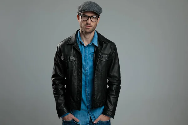 Retrato Hombre Moda Relajado Con Gorra Plana Chaqueta Cuero Pie — Foto de Stock