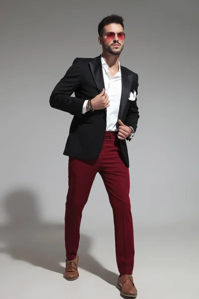 Homem Elegante Sedutor Vestindo Calças Borgonha Andando Sobre Fundo Cinza — Fotografia de Stock