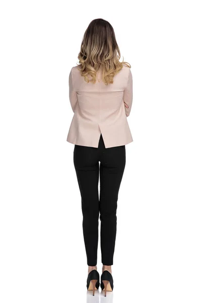 Zadní Pohled Smart Casual Blondýnka Růžový Oblek Stál Bílém Pozadí — Stock fotografie