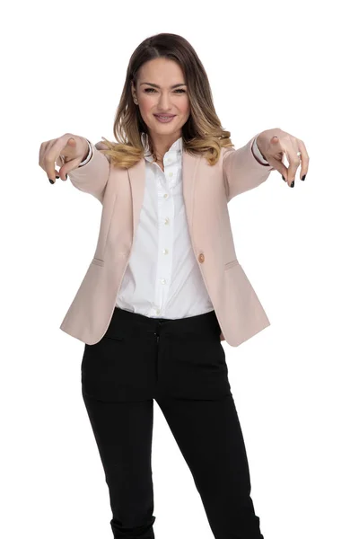Πορτρέτο Του Επιχειρηματίας Ροζ Κοστούμι Επισημαίνοντας Δάχτυλα Ενώ Στέκεται Λευκό — Φωτογραφία Αρχείου