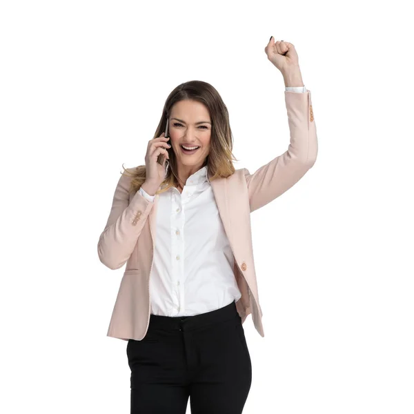兴奋的女商人的肖像在电话和庆祝 而站在白色的背景与手在空中 — 图库照片