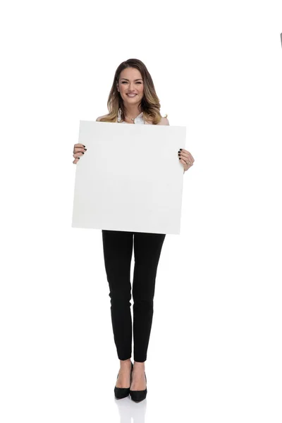 Junge Geschäftsfrau Steht Auf Weißem Hintergrund Und Hält Leeres Schild — Stockfoto