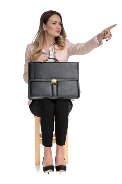 Curious Businesswoman Holding Briefcase Looks Points Side While Sitting Wooden — Stock Photo, Image