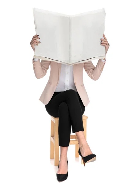 聪明的休闲妇女阅读报纸坐在木椅上白色背景 全长图片 — 图库照片