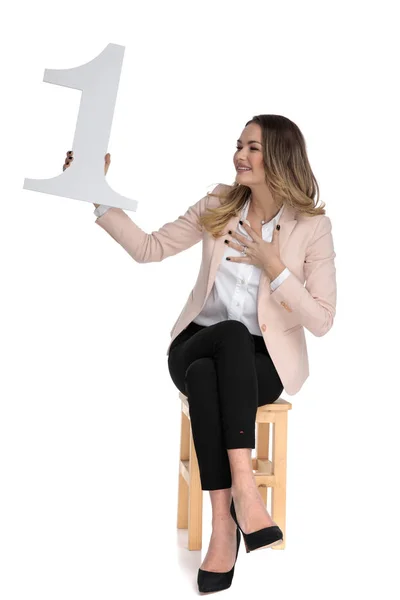 Ευτυχής Επιχειρηματίας Κάθεται Καρέκλα Ξύλινη Λευκό Φόντο Και Εξετάζει Πλευρά — Φωτογραφία Αρχείου