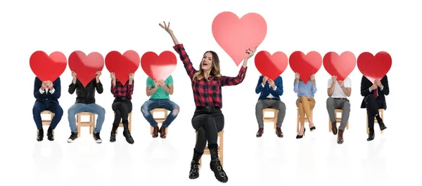 Aufgeregte Junge Lässige Frau Feiert Valentinstag Vor Einer Großen Gruppe — Stockfoto