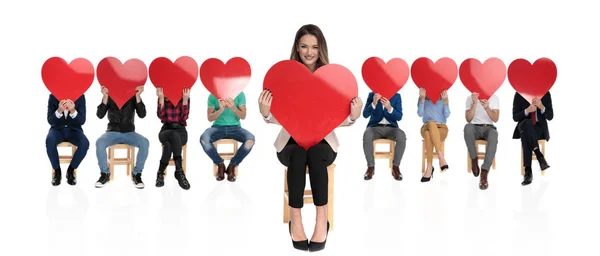 Happy Podnikatelka Před Tým Drží Velké Červené Srdce Oslavu Valentýna — Stock fotografie