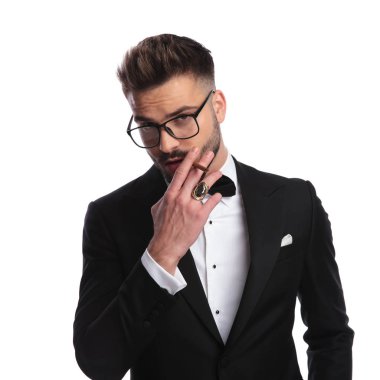 beyaz zemin üzerinde bir sigara bir smokin giyen zarif adam 