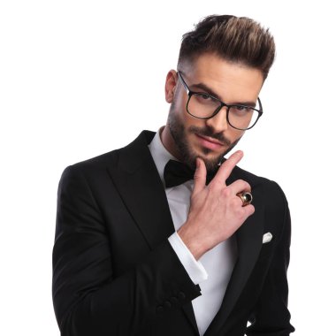 Yakın hafif bir gülümseme poz siyah bir smokin giyen bir adam portresi
