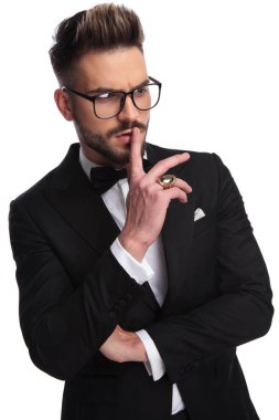 zarif adamın yüzünde kaşlarını ile bir şey hakkında merak siyah bir takım elbise giydiğini