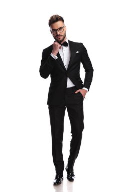 Ellegant adam onun papyon cebinde duran bir el ile Düzenle